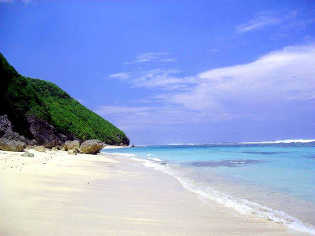 놀랍도록 하얀 끝없는 모래사장. 현지인들이 자주 드나드는 해변에는 눈살을 찌푸리게 하는 쓰레기와 노점들이 즐비하지만, 이곳은 이상하리만큼 깨끗하게 잘 보존되어 있다. 해양스포츠도 가능해 고요한 또바 호수와는 전혀 다른 기분을 느껴보고 싶을 때 찾아가면 좋다.