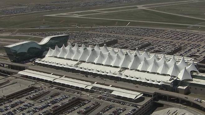 길이 4877m로 세계에서 가장 긴 활주로를 보유하고 있는 미국 덴버공항. [중앙포토]