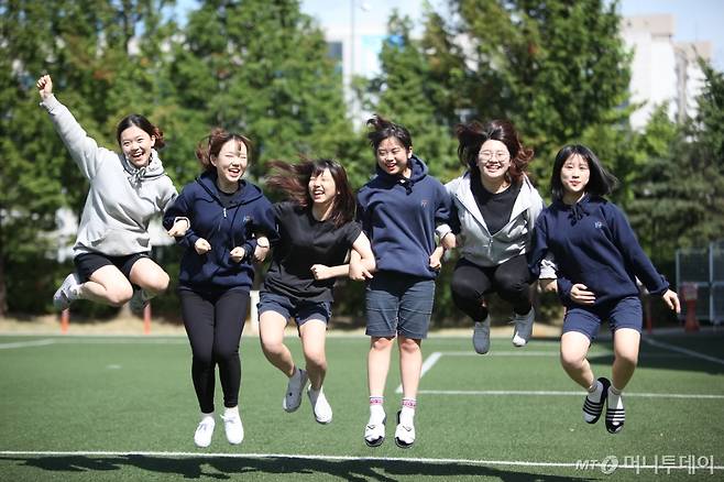 반바지, 후드티, 반발티 등 교복을 자유롭게 입은 한가람고등학교 학생들. /사진제공=한가람고등학교