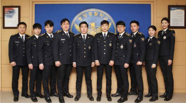 이날 졸업한 중앙경찰학교 292기 신임 경찰관 중 성적우수자와 화제의 졸업생 10명의 단체 모습. [사진제공=경찰청]