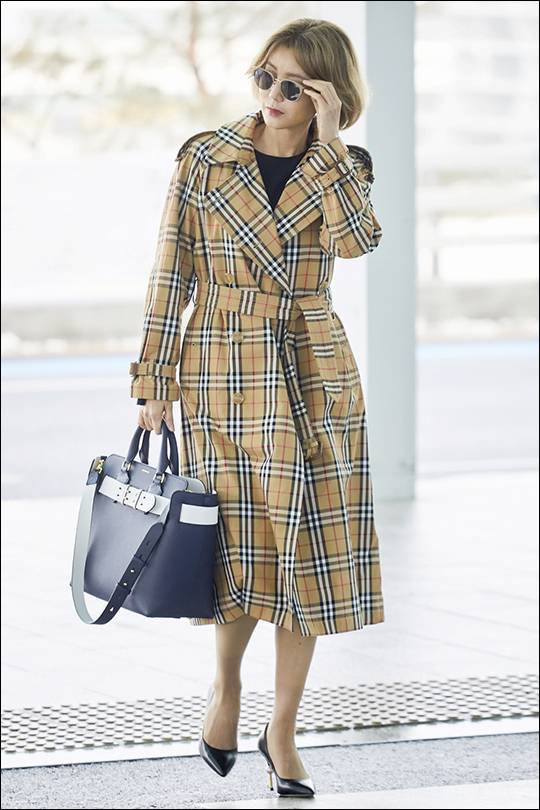 김성령 공항 패션이 화제다. ⓒ 버버리