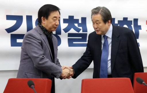 [사진설명=자유한국당 김성태 원내대표(왼쪽)와 김무성 의원이 24일 오후 여의도 국회에서 열린 ‘천안함 폭침 주범 김영철 방한 저지를 위한 공동 기자회견’에서 인사를 하고 있다. 김의원은 김영철 방한 저지 투쟁위원회위원장을 맡는다. 사진제공=연합뉴스]