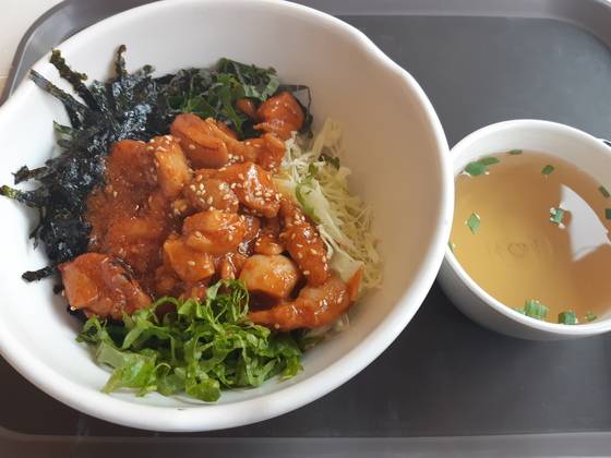지난 20일 세종대학교 학생식당에서 제공된 할랄푸드 불닭비빔밥. 정진호 기자