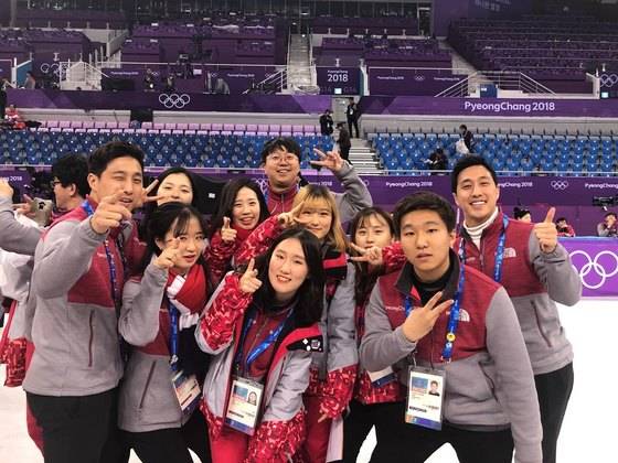 쇼트트랙의 모든 경기가 마무리된 22일, 쇼트트랙 경기운영부서의 업무도 끝났다. SID팀이 아이스링크에서 기념 사진을 찍고 있다. [사진 이준오]