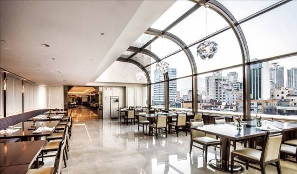 뷔페서 180개 메뉴 즐기기 좌석 200여 석과 별실 6개를 갖춘 부산롯데호텔 뷔페 라세느의 내부.