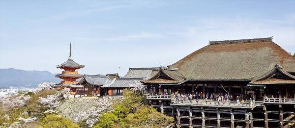 오토와산 중턱 절벽에 있는 기요미즈데라.♣♣  일본정부관광국 제공