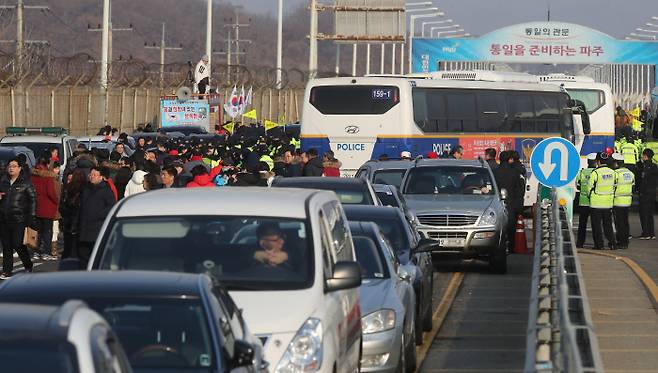 인파 차량 뒤엉킨 통일대교. 연합뉴스
