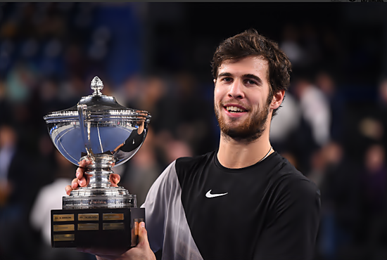 오픈13 우승 트로피를 들어보이며 기뻐하는 카차노프. 사진= 오픈13 홈페이지 캡처