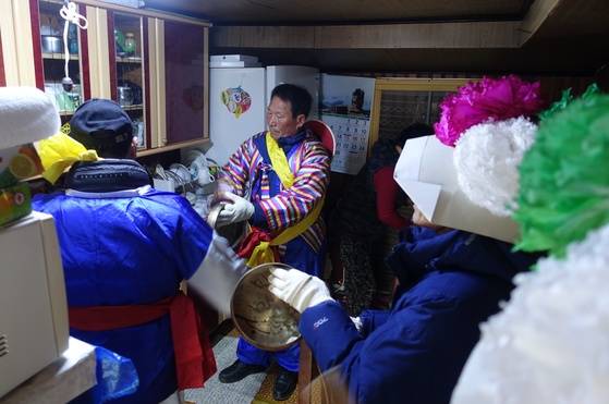상쇠·부쇠 등 4명이 부엌으로 들어가 수돗물을 틀어놓고 조왕굿을 치고 있다. 물이 귀한 섬의 특성이 스민 의식으로 보인다.