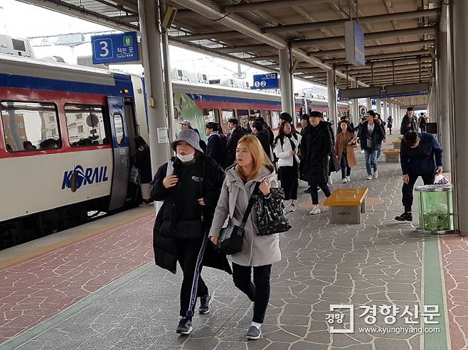 25일 경전선 열차 승객들이 순천역에서 내려 걷고 있다.