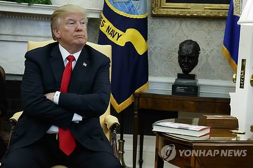 백악관 "北 '대화의향' 메시지 비핵화 첫걸음인지 볼 것" (워싱턴 AP=연합뉴스) 도널드 트럼프 미국 대통령이 지난 2일(현지시간) 백악관에서 탈북자들을 만나 얘기를 듣고 있다. 백악관은 평창동계올림픽 폐회식 참석을 위해 방남한 김영철 북한 노동당 중앙위 부위원장이 "북미대화를 할 충분한 용의가 있다"고 말한 데 대해 25일 성명을 통해 "우리는 대화할 의향이 있다는 북한의 오늘 메시지가 비핵화로 가는 길을 따르는 첫걸음을 의미하는지 볼 것"이라고 말했다.      ymarshal@yna.co.kr