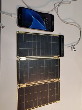 태양광 패널을 2시간 펴두고 햇빛을 받으면 스마트폰 한 대를 거뜬히 충전한다.