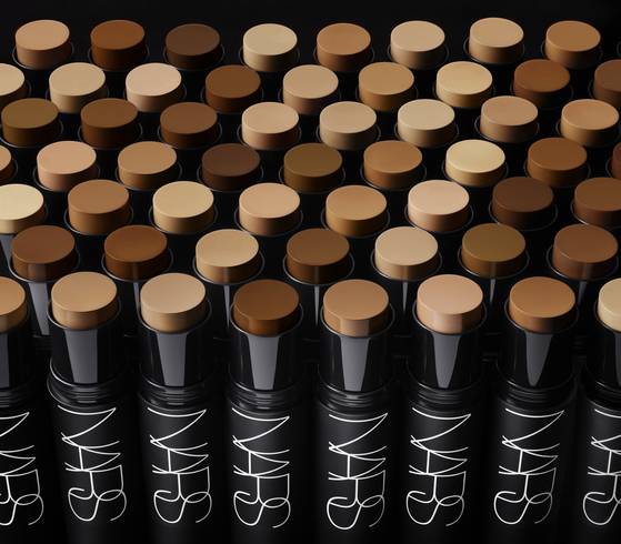 나만의 ‘톤’찾 기가 유행하면서 베이스 메이크업 제품도 다양한 컬러로 출시되고 있다. 나스 벨벳 매트 파운데이션은 20가지 색이 출시됐다. [사진 각 브랜드]