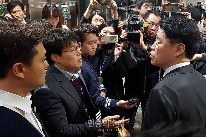 ▲ 2일 오후 국회에서 자유한국당 출입금지 당한 MBN 기자들이 정론관에서 브리핑을 마치고 나오는 장제원 의원에게 항의하고 있다.사진=민중의소리 ⓒ정의철 기자