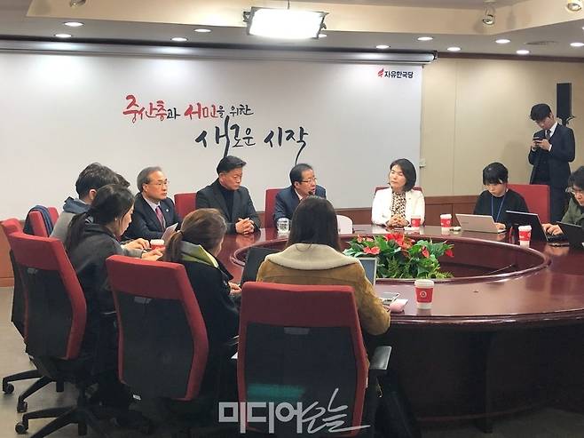 ▲ 14일 기자들과 간담회를 하고 있는 홍준표 자유한국당 대표. 사진=정민경 기자.