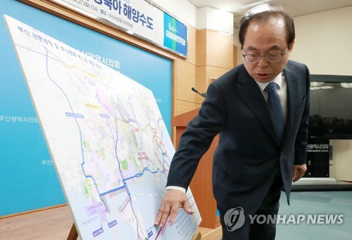 오거돈 "부산 동북아 해양수도 건설·신공항 가덕도 재추진" (부산=연합뉴스) 손형주 기자 = 오거돈 전 해양수산부 장관이 27일 오후 부산 연제구 부산시의회에서 부산시장 후보 출마를 선언했다. 오 전 장관은 공약으로 부산의 동북아 해양수도 건설과 함께 동남권 신공항의 가덕도 재추진, 2030부산엑스포 북항 개최를 내세웠다. 2018.2.27      handbrother@yna.co.kr