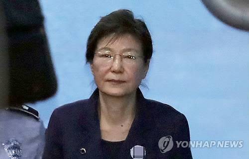 심경 밝히고 법원 나서는 박근혜 (서울=연합뉴스) 한상균 기자 = 박근혜 전 대통령이 구속 연장 후 첫 공판을 마친 지난해 10월 16일 오전 서울중앙지법을 나서고 있다. 2017.10.16 xyz@yna.co.kr