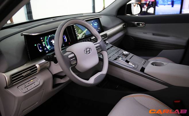 코나 일렉트릭의 실내 센터페시아 디자인은 수소전기차 넥쏘와 유사하다