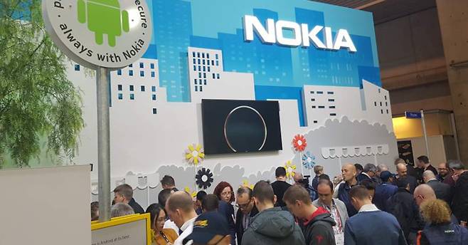 MWC 2018 노키아 부스에 유럽의 '아재'들이 서성이고 있다. 노키아는 복고 감성이 물씬 풍기는 모델을 출시해 40대 이상의 마음을 움직이고 있다. 이정봉 기자.
