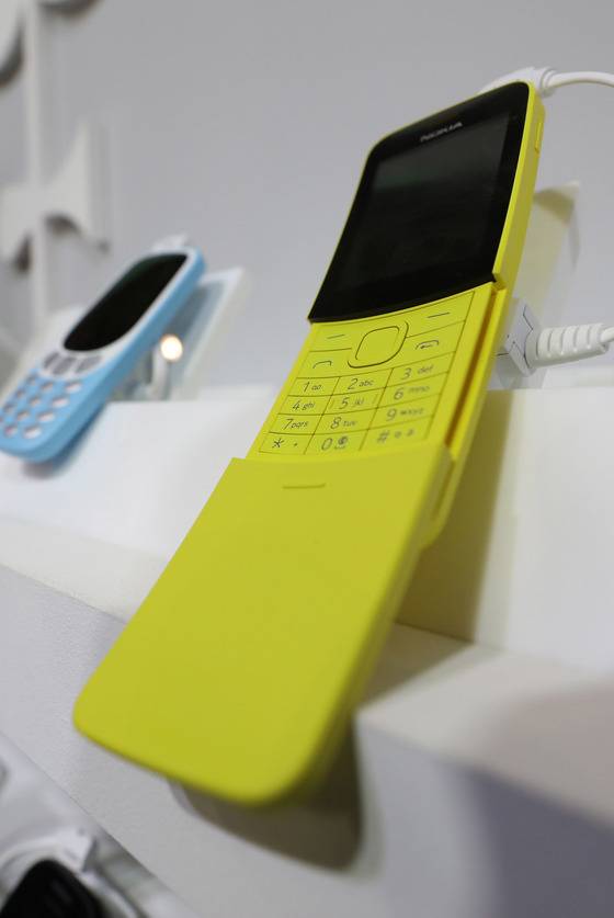 26일(현지시간) 스페인 바르셀로나에서 열린 '모바일 월드 콩그레스(MWC) 2018'에서 노키아 8110 일명 바나나폰이 전시돼 있다.   노키아 8110의 가격은 79유로(10만4천원)로, 검은색과 노란색으로 출시된다. 연합뉴스