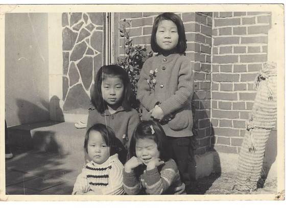 남편이 국회의원이 되어 서울에 집을 얻어 이사 온 기념으로 찍은 사진. 이제는 이 딸들도 60이 되었다. 내 마음 속에는 언제나 어린 딸들이다. [사진 김길태]