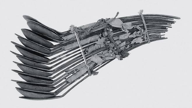 신라시대의 포장상태가 그대로 남아 있는 놋쇠 수저(사하리 수저) 묶음. 경향신문 자료사진