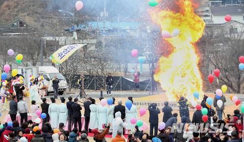 【대전=뉴시스】조명휘 기자 = 대전 동구 대청동 다목적회관 광장에서 제17회 대청호반 정월대보름 행사가 열리고 있다. 2018.02.28. (사진= 동구청 제공)  photo@newsis.com