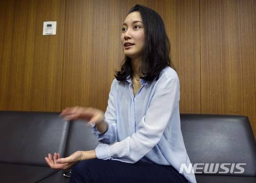 【도쿄=AP/뉴시스】지난 2015년 한 유명 TV 기자에게 성폭행당했다고 폭로한 일본 여성 언론인 이토 시오리(伊藤詩織)가 2017년 10월27일 도쿄에서 자신의 성폭행과 관련해 인터뷰하고 있다. 일본 여성들은 전세계에서 확산되고 있는 미투 운동에 동참하려면 자신이 매도당할 위험을 무릅써야 한다. 체제 순응과 침묵을 강요하는 사회 분위기가 종군위안부에 대해서도 침묵하게 만든다는 지적도 제기되고 있다. 2018.2.28