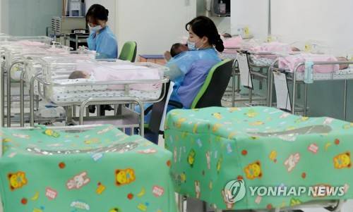 통계 작성이래 사상 최저 기록한 출생아수 (서울=연합뉴스) 홍해인 기자 = 28일 통계청 발표에 따르면 지난해 우리나라 출생아수가 1970년대 통계 작성이래 처음으로 35만명대를 기록했다. 여성 1명이 평생 낳을 것으로 예상되는 평균 출생아수를 뜻하는 합계출산율도 1.05명으로 역대 최저 기록을 세웠다. 사진은 이날 오후 서울 시내 한 산부인과 병원 신생아실. 2018.2.28      hihong@yna.co.kr