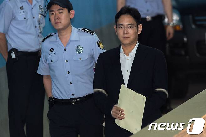 이재용 삼성전자 부회장이 10일 오후 서울중앙지법에서 열린 박근혜 전 대통령의 재판에 증인으로 출석하고 있다.. 2017.7.10/뉴스1 © News1 성동훈 기자