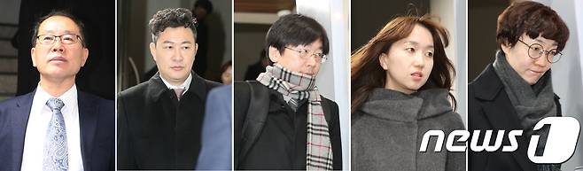 박근혜 전 대통령 국선변호인단이 27일 오전 서울중앙지검에서 열린 뇌물 등 89회 공판을 마친 후 법정을 나서고 있다. 왼쪽부터 조현권, 강철구, 남현우, 김혜영, 박승길 변호사. 2017.11.27/뉴스1 © News1 신웅수 기자