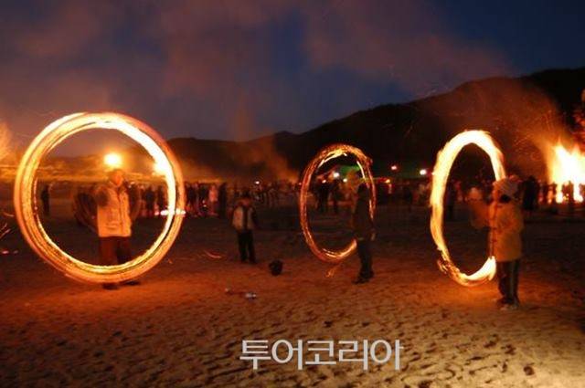 ▲ 영주 무섬마을 백사장에서 쥐불놀이를 만나볼 수 있다.