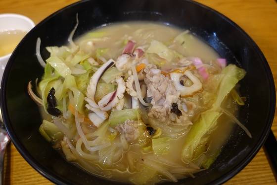 오바마 짬뽕에는 저민 삼겹살을 쓴다. 작은 오징어 다리, 작은 새우, 양배추와 숙주 등도 들어갔다.