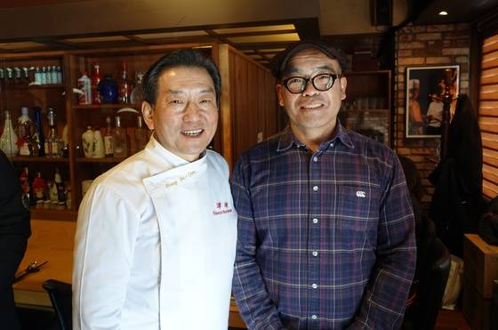 지난 21일 낮 오바마 마을 짬뽕 시식회가 열린 ‘진진 야연’ 입구에서 손님을 맞이하는 왕육성(왼쪽) 오너 셰프와 오바마 ‘짬뽕 반장’ 하야시다 마사아키.