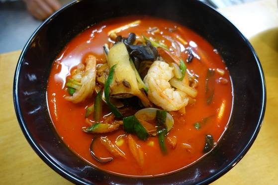 왕육성 ‘진진’ 오너 셰프가 고추기름을 내서 만든 한국식 짬뽕. 국물은 돼지 뼈, 노계, 새우·게 등 갑각류에서 낸 3가지 육수를 섞어 쓴다.