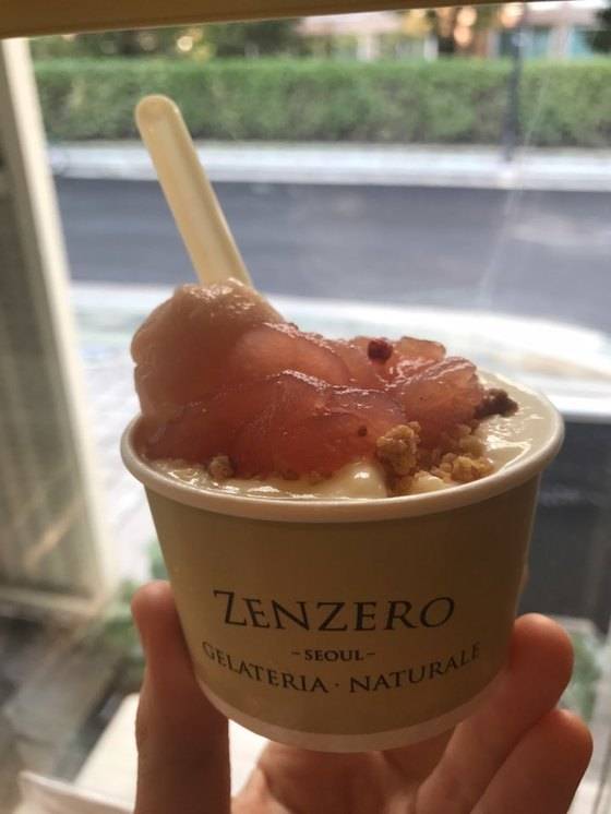 바닐라 젤라또 위에 애플크럼블을 뿌리고 홍옥 포셰 젤라또를 얹었다. [사진 젠제로]