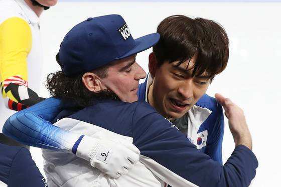 대한민국 이승훈이 지난 2월 24일 오후 강원도 강릉 스피드스케이팅 경기장 오벌에서 열린 2018 평창동계올림픽 스피드 스케이팅 매스스타트 결승전에서 금메달을 획득하고 밥데용 코치와 포옹을 하고 있다. [뉴스1]