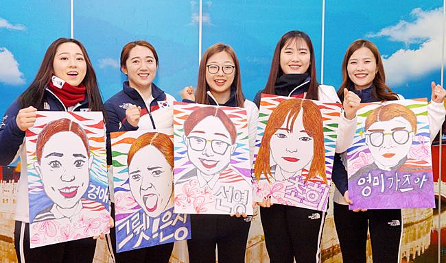 지난달 27일 대구 북구 산격동의 식당에서 컬링 여자대표팀의 김경애(왼쪽부터), 김영미, 김선영, 김초희, 김은정이 2018 평창동계올림픽 결승전에서 팬들이 사용한 응원판을 전달받은 뒤 활짝 웃고 있다.  김낙중 기자 sanjoong@