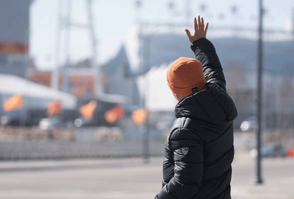 평창의 메인스타디움을 향해 손을 흐드는 송승환. /사진=고운호 기자