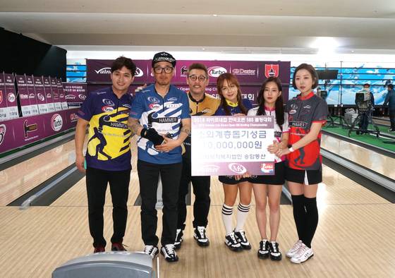 2일 열린 프로볼링 개막전에서 이벤트 경기에 나선 연예인들. 배우 서동원, 가수 이하늘, 개그맨 이병진, 가수 채연, 배우 이예나, 이승하(왼쪽부터). [사진 한국프로볼링협회]