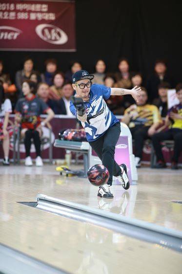 2일 열린 프로볼링 개막전에서 이벤트 경기에 나선 가수 이하늘. [사진 한국프로볼링협회]