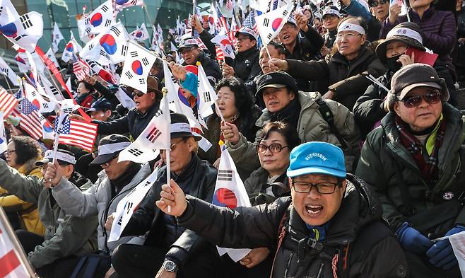 3일 오후 서울 용산구 서울역광장에서 열린 박근혜 전 대통령 탄핵 무효 석방 촉구 집회에서 보수단체 회원들이 박 전 대통령 석방을 촉구하며 구호를 외치고 있다. [뉴스1]