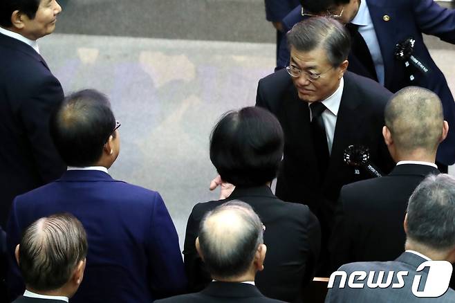 문재인 대통령이 18일 오전 서울 동작구 국립서울현충원 현충관에서 열린 고 김대중 전 대통령 서거 8주기 추도식에 참석하며 홍준표 새누리당 대표와 추미애 더불어민주당 대표를 바라보고 있다.2017.8.18/뉴스1 © News1 이광호 기자