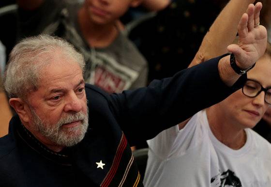 브라질의 루이스 이나시우 룰라 다 시우바 전 대통령이 지난 2월 3일 자신의 부인 사망 1주기를 맞아 몰린 지지자들에게 손을 흔들고 있다. 룰라는 지난 1월 24일 지역연방법원에서 열린 뇌물수수 혐의 2심 재판에서 징역 12년 1개월의 실형을 선고받아 올해 대선 출마가 불투명하다. 퇴임 당시 87&의 지지를 받았던 그는 부패사건 연루 이후 현재 36%의 지지를 얻고 있다. [로이터=연합뉴스]