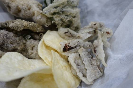 수십 년 만에 맛본 메뚜기 부각에 틈이 벌어져 메뚜기가 보인다.