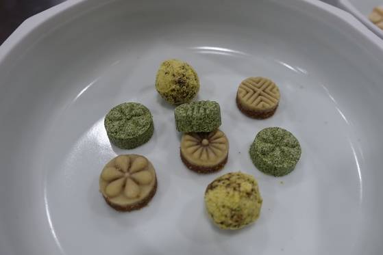 감태 다식(연두색), 어란·잣 가루 다식(두 가지 색), 육포를 빻아 고추장 섞어 빚은 경단(노란색).