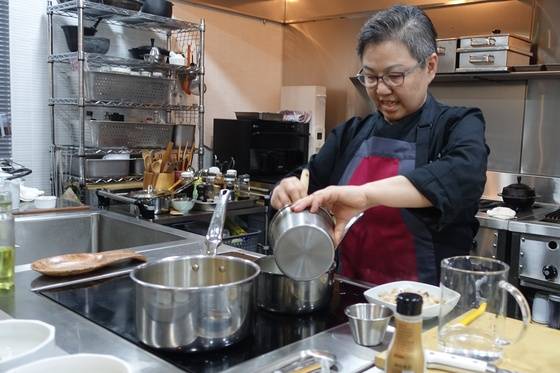 죽을 쑤려고 냄비에 재료를 담는 조희숙 선생. 주방에 보조요리사가 있지만 직접 한다.