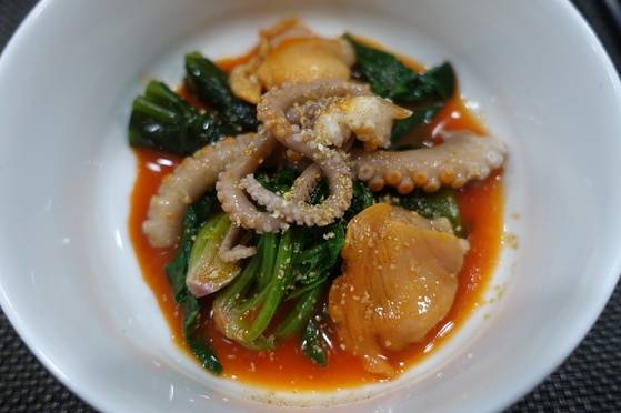 전통적인 숙회를 재해석해 재료 구성과 담기를 혁신한 ‘겨울 초회’.