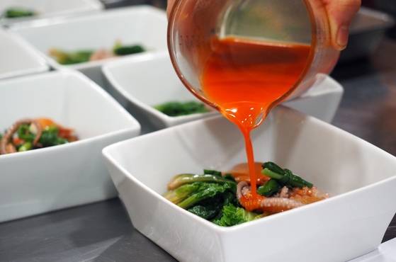 겨울 초회에 고추장·고춧가루·조핏가루·막걸리식초·사과즙으로 만든 초장을 붓고 있다. [사진=임상진 SL안과 원장]