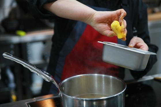 파만두에 계란 물을 입혀 삶기 위해 육수가 끓는 냄비에 넣기 직전. [사진=임상진 SL안과 원장]
